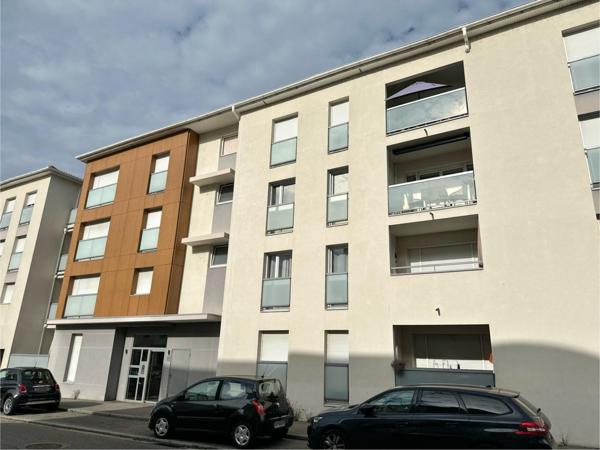 Venez découvrir ce bel appartement 3 pièces de 52 m2 avec balcon et possibilité d’un garage en sous-sol.