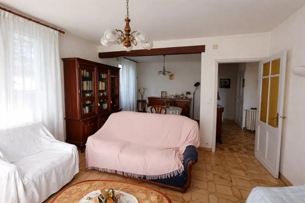 Vente                                                      Maison
                        
                     5 pièces                      90 m2                     à Saint-Hilaire-de-Lusignan