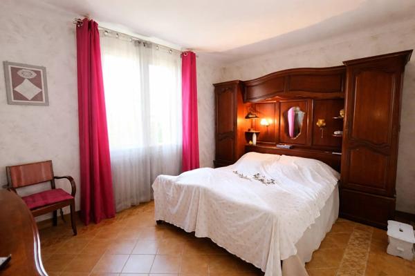 Vente                                                      Maison
                        
                     5 pièces                      90 m2                     à Saint-Hilaire-de-Lusignan