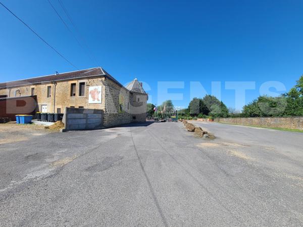 Plaine de jeux sur axe stratégique