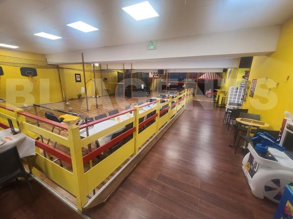 Plaine de jeux sur axe stratégique