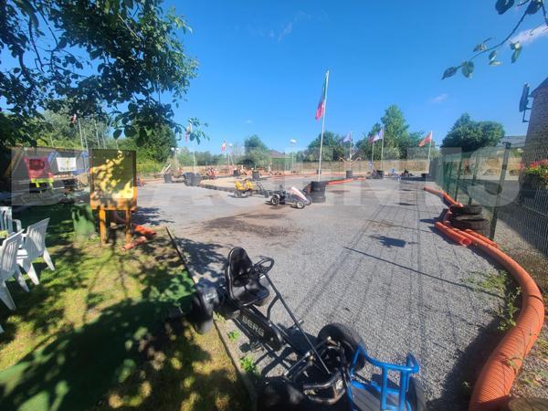 Plaine de jeux sur axe stratégique