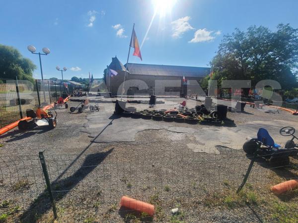 Plaine de jeux sur axe stratégique