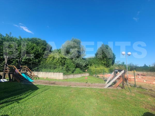 Plaine de jeux sur axe stratégique