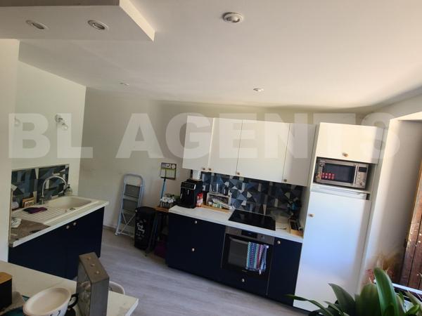 Plaine de jeux sur axe stratégique