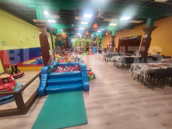 Plaine de jeux sur axe stratégique