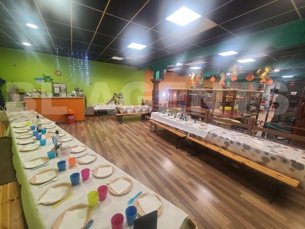 Plaine de jeux sur axe stratégique