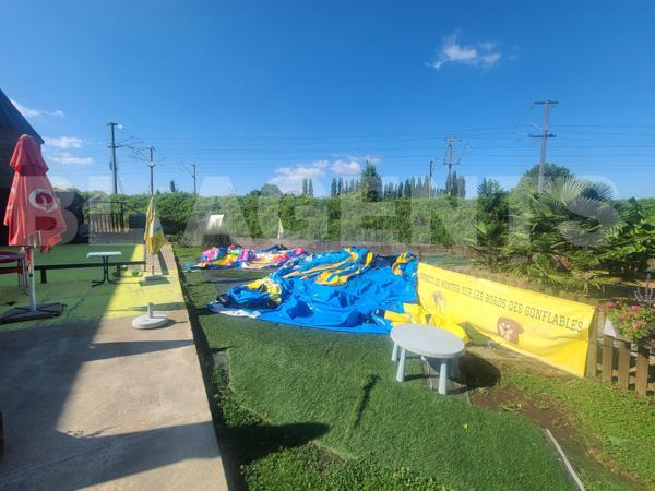 Plaine de jeux sur axe stratégique