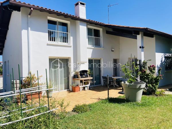 Un environnement calme à quelques pas des commerces, des écoles des commodités. 
Découvrez cette belle maison de ville, offrant un cadre de vie privilégié où tout peut se faire à pied.
Dès l’entrée, vous serez séduits par ses volumes généreux et sa luminosité. Le séjour, chaleureux grâce à sa cheminée, bénéficie d’une belle exposition et s’ouvre sur une agréable terrasse, idéale pour partager de bons moments en famille ou entre amis. La cuisine indépendante complète cet espace de vie convivial.
Le véritable atout de cette maison ? Toute la partie principale est de plain-pied. Vous y trouverez quatre belles chambres avec placards intégrés, une salle de bains, une salle d’eau, un WC indépendant ainsi qu’une buanderie offrant un confort de vie recherché au quotidien.
À l’étage, une superbe pièce de 57 m² laisse libre cours à tous vos projets : suite parentale, chambres supplémentaires, bureau, salle de jeux, espace détente, atelier… Un espace rare qui évoluera au rythme de vos besoins.
En rez-de-jardin, vous profiterez d’un immense garage, comprenant un espace de stationnement ainsi que des zones dédiées au rangement, à la cave ou à un atelier. Un carport vient compléter les possibilités de stationnement.
À l’extérieur, le charme opère immédiatement avec un petit jardin soigneusement entretenu, fleuri et arboré, véritable écrin de verdure, ainsi qu’une terrasse équipée d’un barbecue pour profiter pleinement des beaux jours.
Construite avec des matériaux de qualité, parfaitement entretenue au fil des années et bénéficiant d’une excellente isolation, cette maison ne nécessite pas de gros travaux. Quelques aménagements de décoration permettront simplement de la mettre à votre goût.
Volumes, qualité de construction, potentiel d’aménagement, confort du plain-pied et emplacement privilégié font de cette maison une opportunité rare sur le marché hendayais.
Une visite suffira à vous convaincre !