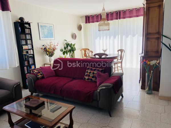 Un environnement calme à quelques pas des commerces, des écoles des commodités. 
Découvrez cette belle maison de ville, offrant un cadre de vie privilégié où tout peut se faire à pied.
Dès l’entrée, vous serez séduits par ses volumes généreux et sa luminosité. Le séjour, chaleureux grâce à sa cheminée, bénéficie d’une belle exposition et s’ouvre sur une agréable terrasse, idéale pour partager de bons moments en famille ou entre amis. La cuisine indépendante complète cet espace de vie convivial.
Le véritable atout de cette maison ? Toute la partie principale est de plain-pied. Vous y trouverez quatre belles chambres avec placards intégrés, une salle de bains, une salle d’eau, un WC indépendant ainsi qu’une buanderie offrant un confort de vie recherché au quotidien.
À l’étage, une superbe pièce de 57 m² laisse libre cours à tous vos projets : suite parentale, chambres supplémentaires, bureau, salle de jeux, espace détente, atelier… Un espace rare qui évoluera au rythme de vos besoins.
En rez-de-jardin, vous profiterez d’un immense garage, comprenant un espace de stationnement ainsi que des zones dédiées au rangement, à la cave ou à un atelier. Un carport vient compléter les possibilités de stationnement.
À l’extérieur, le charme opère immédiatement avec un petit jardin soigneusement entretenu, fleuri et arboré, véritable écrin de verdure, ainsi qu’une terrasse équipée d’un barbecue pour profiter pleinement des beaux jours.
Construite avec des matériaux de qualité, parfaitement entretenue au fil des années et bénéficiant d’une excellente isolation, cette maison ne nécessite pas de gros travaux. Quelques aménagements de décoration permettront simplement de la mettre à votre goût.
Volumes, qualité de construction, potentiel d’aménagement, confort du plain-pied et emplacement privilégié font de cette maison une opportunité rare sur le marché hendayais.
Une visite suffira à vous convaincre !