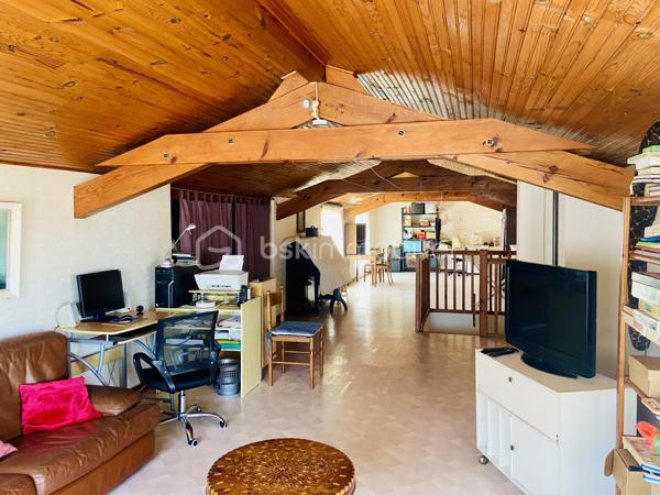 Un environnement calme à quelques pas des commerces, des écoles des commodités. 
Découvrez cette belle maison de ville, offrant un cadre de vie privilégié où tout peut se faire à pied.
Dès l’entrée, vous serez séduits par ses volumes généreux et sa luminosité. Le séjour, chaleureux grâce à sa cheminée, bénéficie d’une belle exposition et s’ouvre sur une agréable terrasse, idéale pour partager de bons moments en famille ou entre amis. La cuisine indépendante complète cet espace de vie convivial.
Le véritable atout de cette maison ? Toute la partie principale est de plain-pied. Vous y trouverez quatre belles chambres avec placards intégrés, une salle de bains, une salle d’eau, un WC indépendant ainsi qu’une buanderie offrant un confort de vie recherché au quotidien.
À l’étage, une superbe pièce de 57 m² laisse libre cours à tous vos projets : suite parentale, chambres supplémentaires, bureau, salle de jeux, espace détente, atelier… Un espace rare qui évoluera au rythme de vos besoins.
En rez-de-jardin, vous profiterez d’un immense garage, comprenant un espace de stationnement ainsi que des zones dédiées au rangement, à la cave ou à un atelier. Un carport vient compléter les possibilités de stationnement.
À l’extérieur, le charme opère immédiatement avec un petit jardin soigneusement entretenu, fleuri et arboré, véritable écrin de verdure, ainsi qu’une terrasse équipée d’un barbecue pour profiter pleinement des beaux jours.
Construite avec des matériaux de qualité, parfaitement entretenue au fil des années et bénéficiant d’une excellente isolation, cette maison ne nécessite pas de gros travaux. Quelques aménagements de décoration permettront simplement de la mettre à votre goût.
Volumes, qualité de construction, potentiel d’aménagement, confort du plain-pied et emplacement privilégié font de cette maison une opportunité rare sur le marché hendayais.
Une visite suffira à vous convaincre !