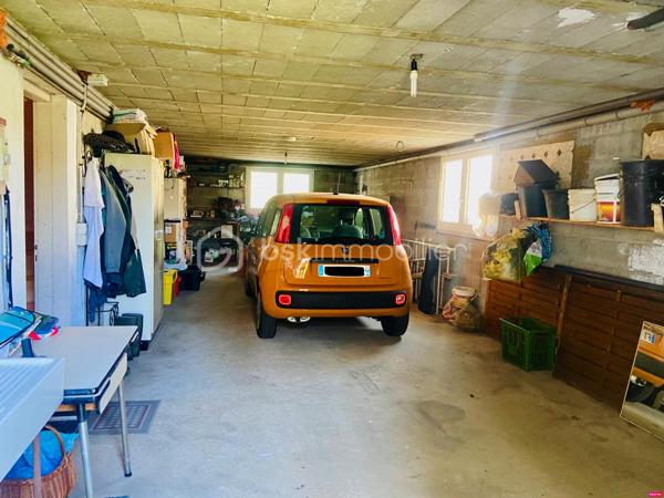 Un environnement calme à quelques pas des commerces, des écoles des commodités. 
Découvrez cette belle maison de ville, offrant un cadre de vie privilégié où tout peut se faire à pied.
Dès l’entrée, vous serez séduits par ses volumes généreux et sa luminosité. Le séjour, chaleureux grâce à sa cheminée, bénéficie d’une belle exposition et s’ouvre sur une agréable terrasse, idéale pour partager de bons moments en famille ou entre amis. La cuisine indépendante complète cet espace de vie convivial.
Le véritable atout de cette maison ? Toute la partie principale est de plain-pied. Vous y trouverez quatre belles chambres avec placards intégrés, une salle de bains, une salle d’eau, un WC indépendant ainsi qu’une buanderie offrant un confort de vie recherché au quotidien.
À l’étage, une superbe pièce de 57 m² laisse libre cours à tous vos projets : suite parentale, chambres supplémentaires, bureau, salle de jeux, espace détente, atelier… Un espace rare qui évoluera au rythme de vos besoins.
En rez-de-jardin, vous profiterez d’un immense garage, comprenant un espace de stationnement ainsi que des zones dédiées au rangement, à la cave ou à un atelier. Un carport vient compléter les possibilités de stationnement.
À l’extérieur, le charme opère immédiatement avec un petit jardin soigneusement entretenu, fleuri et arboré, véritable écrin de verdure, ainsi qu’une terrasse équipée d’un barbecue pour profiter pleinement des beaux jours.
Construite avec des matériaux de qualité, parfaitement entretenue au fil des années et bénéficiant d’une excellente isolation, cette maison ne nécessite pas de gros travaux. Quelques aménagements de décoration permettront simplement de la mettre à votre goût.
Volumes, qualité de construction, potentiel d’aménagement, confort du plain-pied et emplacement privilégié font de cette maison une opportunité rare sur le marché hendayais.
Une visite suffira à vous convaincre !