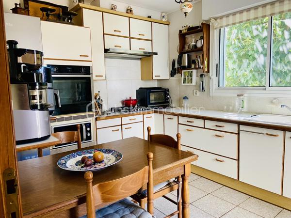 Un environnement calme à quelques pas des commerces, des écoles des commodités. 
Découvrez cette belle maison de ville, offrant un cadre de vie privilégié où tout peut se faire à pied.
Dès l’entrée, vous serez séduits par ses volumes généreux et sa luminosité. Le séjour, chaleureux grâce à sa cheminée, bénéficie d’une belle exposition et s’ouvre sur une agréable terrasse, idéale pour partager de bons moments en famille ou entre amis. La cuisine indépendante complète cet espace de vie convivial.
Le véritable atout de cette maison ? Toute la partie principale est de plain-pied. Vous y trouverez quatre belles chambres avec placards intégrés, une salle de bains, une salle d’eau, un WC indépendant ainsi qu’une buanderie offrant un confort de vie recherché au quotidien.
À l’étage, une superbe pièce de 57 m² laisse libre cours à tous vos projets : suite parentale, chambres supplémentaires, bureau, salle de jeux, espace détente, atelier… Un espace rare qui évoluera au rythme de vos besoins.
En rez-de-jardin, vous profiterez d’un immense garage, comprenant un espace de stationnement ainsi que des zones dédiées au rangement, à la cave ou à un atelier. Un carport vient compléter les possibilités de stationnement.
À l’extérieur, le charme opère immédiatement avec un petit jardin soigneusement entretenu, fleuri et arboré, véritable écrin de verdure, ainsi qu’une terrasse équipée d’un barbecue pour profiter pleinement des beaux jours.
Construite avec des matériaux de qualité, parfaitement entretenue au fil des années et bénéficiant d’une excellente isolation, cette maison ne nécessite pas de gros travaux. Quelques aménagements de décoration permettront simplement de la mettre à votre goût.
Volumes, qualité de construction, potentiel d’aménagement, confort du plain-pied et emplacement privilégié font de cette maison une opportunité rare sur le marché hendayais.
Une visite suffira à vous convaincre !