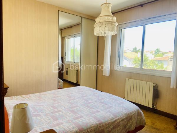 Un environnement calme à quelques pas des commerces, des écoles des commodités. 
Découvrez cette belle maison de ville, offrant un cadre de vie privilégié où tout peut se faire à pied.
Dès l’entrée, vous serez séduits par ses volumes généreux et sa luminosité. Le séjour, chaleureux grâce à sa cheminée, bénéficie d’une belle exposition et s’ouvre sur une agréable terrasse, idéale pour partager de bons moments en famille ou entre amis. La cuisine indépendante complète cet espace de vie convivial.
Le véritable atout de cette maison ? Toute la partie principale est de plain-pied. Vous y trouverez quatre belles chambres avec placards intégrés, une salle de bains, une salle d’eau, un WC indépendant ainsi qu’une buanderie offrant un confort de vie recherché au quotidien.
À l’étage, une superbe pièce de 57 m² laisse libre cours à tous vos projets : suite parentale, chambres supplémentaires, bureau, salle de jeux, espace détente, atelier… Un espace rare qui évoluera au rythme de vos besoins.
En rez-de-jardin, vous profiterez d’un immense garage, comprenant un espace de stationnement ainsi que des zones dédiées au rangement, à la cave ou à un atelier. Un carport vient compléter les possibilités de stationnement.
À l’extérieur, le charme opère immédiatement avec un petit jardin soigneusement entretenu, fleuri et arboré, véritable écrin de verdure, ainsi qu’une terrasse équipée d’un barbecue pour profiter pleinement des beaux jours.
Construite avec des matériaux de qualité, parfaitement entretenue au fil des années et bénéficiant d’une excellente isolation, cette maison ne nécessite pas de gros travaux. Quelques aménagements de décoration permettront simplement de la mettre à votre goût.
Volumes, qualité de construction, potentiel d’aménagement, confort du plain-pied et emplacement privilégié font de cette maison une opportunité rare sur le marché hendayais.
Une visite suffira à vous convaincre !