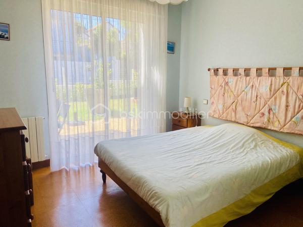 Un environnement calme à quelques pas des commerces, des écoles des commodités. 
Découvrez cette belle maison de ville, offrant un cadre de vie privilégié où tout peut se faire à pied.
Dès l’entrée, vous serez séduits par ses volumes généreux et sa luminosité. Le séjour, chaleureux grâce à sa cheminée, bénéficie d’une belle exposition et s’ouvre sur une agréable terrasse, idéale pour partager de bons moments en famille ou entre amis. La cuisine indépendante complète cet espace de vie convivial.
Le véritable atout de cette maison ? Toute la partie principale est de plain-pied. Vous y trouverez quatre belles chambres avec placards intégrés, une salle de bains, une salle d’eau, un WC indépendant ainsi qu’une buanderie offrant un confort de vie recherché au quotidien.
À l’étage, une superbe pièce de 57 m² laisse libre cours à tous vos projets : suite parentale, chambres supplémentaires, bureau, salle de jeux, espace détente, atelier… Un espace rare qui évoluera au rythme de vos besoins.
En rez-de-jardin, vous profiterez d’un immense garage, comprenant un espace de stationnement ainsi que des zones dédiées au rangement, à la cave ou à un atelier. Un carport vient compléter les possibilités de stationnement.
À l’extérieur, le charme opère immédiatement avec un petit jardin soigneusement entretenu, fleuri et arboré, véritable écrin de verdure, ainsi qu’une terrasse équipée d’un barbecue pour profiter pleinement des beaux jours.
Construite avec des matériaux de qualité, parfaitement entretenue au fil des années et bénéficiant d’une excellente isolation, cette maison ne nécessite pas de gros travaux. Quelques aménagements de décoration permettront simplement de la mettre à votre goût.
Volumes, qualité de construction, potentiel d’aménagement, confort du plain-pied et emplacement privilégié font de cette maison une opportunité rare sur le marché hendayais.
Une visite suffira à vous convaincre !