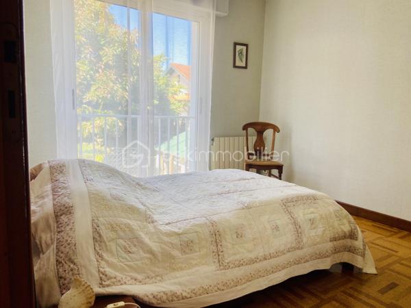 Un environnement calme à quelques pas des commerces, des écoles des commodités. 
Découvrez cette belle maison de ville, offrant un cadre de vie privilégié où tout peut se faire à pied.
Dès l’entrée, vous serez séduits par ses volumes généreux et sa luminosité. Le séjour, chaleureux grâce à sa cheminée, bénéficie d’une belle exposition et s’ouvre sur une agréable terrasse, idéale pour partager de bons moments en famille ou entre amis. La cuisine indépendante complète cet espace de vie convivial.
Le véritable atout de cette maison ? Toute la partie principale est de plain-pied. Vous y trouverez quatre belles chambres avec placards intégrés, une salle de bains, une salle d’eau, un WC indépendant ainsi qu’une buanderie offrant un confort de vie recherché au quotidien.
À l’étage, une superbe pièce de 57 m² laisse libre cours à tous vos projets : suite parentale, chambres supplémentaires, bureau, salle de jeux, espace détente, atelier… Un espace rare qui évoluera au rythme de vos besoins.
En rez-de-jardin, vous profiterez d’un immense garage, comprenant un espace de stationnement ainsi que des zones dédiées au rangement, à la cave ou à un atelier. Un carport vient compléter les possibilités de stationnement.
À l’extérieur, le charme opère immédiatement avec un petit jardin soigneusement entretenu, fleuri et arboré, véritable écrin de verdure, ainsi qu’une terrasse équipée d’un barbecue pour profiter pleinement des beaux jours.
Construite avec des matériaux de qualité, parfaitement entretenue au fil des années et bénéficiant d’une excellente isolation, cette maison ne nécessite pas de gros travaux. Quelques aménagements de décoration permettront simplement de la mettre à votre goût.
Volumes, qualité de construction, potentiel d’aménagement, confort du plain-pied et emplacement privilégié font de cette maison une opportunité rare sur le marché hendayais.
Une visite suffira à vous convaincre !