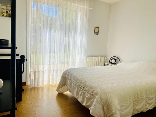 Un environnement calme à quelques pas des commerces, des écoles des commodités. 
Découvrez cette belle maison de ville, offrant un cadre de vie privilégié où tout peut se faire à pied.
Dès l’entrée, vous serez séduits par ses volumes généreux et sa luminosité. Le séjour, chaleureux grâce à sa cheminée, bénéficie d’une belle exposition et s’ouvre sur une agréable terrasse, idéale pour partager de bons moments en famille ou entre amis. La cuisine indépendante complète cet espace de vie convivial.
Le véritable atout de cette maison ? Toute la partie principale est de plain-pied. Vous y trouverez quatre belles chambres avec placards intégrés, une salle de bains, une salle d’eau, un WC indépendant ainsi qu’une buanderie offrant un confort de vie recherché au quotidien.
À l’étage, une superbe pièce de 57 m² laisse libre cours à tous vos projets : suite parentale, chambres supplémentaires, bureau, salle de jeux, espace détente, atelier… Un espace rare qui évoluera au rythme de vos besoins.
En rez-de-jardin, vous profiterez d’un immense garage, comprenant un espace de stationnement ainsi que des zones dédiées au rangement, à la cave ou à un atelier. Un carport vient compléter les possibilités de stationnement.
À l’extérieur, le charme opère immédiatement avec un petit jardin soigneusement entretenu, fleuri et arboré, véritable écrin de verdure, ainsi qu’une terrasse équipée d’un barbecue pour profiter pleinement des beaux jours.
Construite avec des matériaux de qualité, parfaitement entretenue au fil des années et bénéficiant d’une excellente isolation, cette maison ne nécessite pas de gros travaux. Quelques aménagements de décoration permettront simplement de la mettre à votre goût.
Volumes, qualité de construction, potentiel d’aménagement, confort du plain-pied et emplacement privilégié font de cette maison une opportunité rare sur le marché hendayais.
Une visite suffira à vous convaincre !