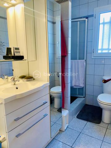 Un environnement calme à quelques pas des commerces, des écoles des commodités. 
Découvrez cette belle maison de ville, offrant un cadre de vie privilégié où tout peut se faire à pied.
Dès l’entrée, vous serez séduits par ses volumes généreux et sa luminosité. Le séjour, chaleureux grâce à sa cheminée, bénéficie d’une belle exposition et s’ouvre sur une agréable terrasse, idéale pour partager de bons moments en famille ou entre amis. La cuisine indépendante complète cet espace de vie convivial.
Le véritable atout de cette maison ? Toute la partie principale est de plain-pied. Vous y trouverez quatre belles chambres avec placards intégrés, une salle de bains, une salle d’eau, un WC indépendant ainsi qu’une buanderie offrant un confort de vie recherché au quotidien.
À l’étage, une superbe pièce de 57 m² laisse libre cours à tous vos projets : suite parentale, chambres supplémentaires, bureau, salle de jeux, espace détente, atelier… Un espace rare qui évoluera au rythme de vos besoins.
En rez-de-jardin, vous profiterez d’un immense garage, comprenant un espace de stationnement ainsi que des zones dédiées au rangement, à la cave ou à un atelier. Un carport vient compléter les possibilités de stationnement.
À l’extérieur, le charme opère immédiatement avec un petit jardin soigneusement entretenu, fleuri et arboré, véritable écrin de verdure, ainsi qu’une terrasse équipée d’un barbecue pour profiter pleinement des beaux jours.
Construite avec des matériaux de qualité, parfaitement entretenue au fil des années et bénéficiant d’une excellente isolation, cette maison ne nécessite pas de gros travaux. Quelques aménagements de décoration permettront simplement de la mettre à votre goût.
Volumes, qualité de construction, potentiel d’aménagement, confort du plain-pied et emplacement privilégié font de cette maison une opportunité rare sur le marché hendayais.
Une visite suffira à vous convaincre !