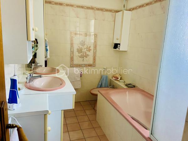 Un environnement calme à quelques pas des commerces, des écoles des commodités. 
Découvrez cette belle maison de ville, offrant un cadre de vie privilégié où tout peut se faire à pied.
Dès l’entrée, vous serez séduits par ses volumes généreux et sa luminosité. Le séjour, chaleureux grâce à sa cheminée, bénéficie d’une belle exposition et s’ouvre sur une agréable terrasse, idéale pour partager de bons moments en famille ou entre amis. La cuisine indépendante complète cet espace de vie convivial.
Le véritable atout de cette maison ? Toute la partie principale est de plain-pied. Vous y trouverez quatre belles chambres avec placards intégrés, une salle de bains, une salle d’eau, un WC indépendant ainsi qu’une buanderie offrant un confort de vie recherché au quotidien.
À l’étage, une superbe pièce de 57 m² laisse libre cours à tous vos projets : suite parentale, chambres supplémentaires, bureau, salle de jeux, espace détente, atelier… Un espace rare qui évoluera au rythme de vos besoins.
En rez-de-jardin, vous profiterez d’un immense garage, comprenant un espace de stationnement ainsi que des zones dédiées au rangement, à la cave ou à un atelier. Un carport vient compléter les possibilités de stationnement.
À l’extérieur, le charme opère immédiatement avec un petit jardin soigneusement entretenu, fleuri et arboré, véritable écrin de verdure, ainsi qu’une terrasse équipée d’un barbecue pour profiter pleinement des beaux jours.
Construite avec des matériaux de qualité, parfaitement entretenue au fil des années et bénéficiant d’une excellente isolation, cette maison ne nécessite pas de gros travaux. Quelques aménagements de décoration permettront simplement de la mettre à votre goût.
Volumes, qualité de construction, potentiel d’aménagement, confort du plain-pied et emplacement privilégié font de cette maison une opportunité rare sur le marché hendayais.
Une visite suffira à vous convaincre !