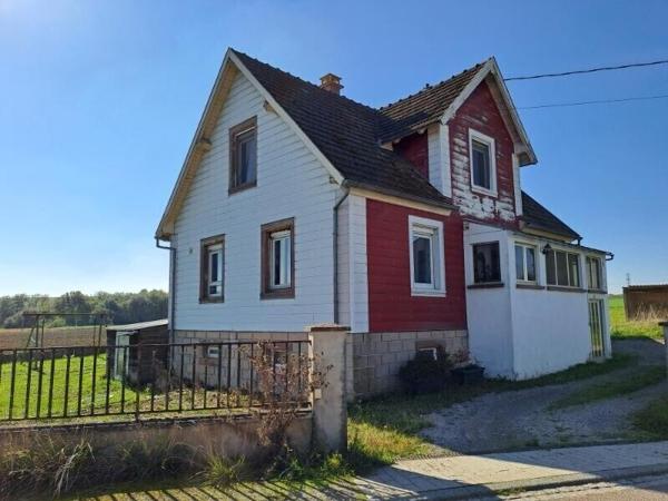 Maison d'environ 100 m², 4-5 pièces dont 3 ch., terrain 10.4 ares