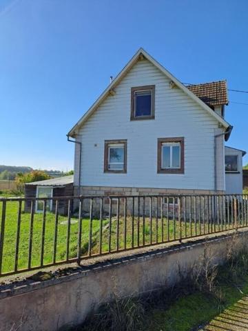 Maison d'environ 100 m², 4-5 pièces dont 3 ch., terrain 10.4 ares