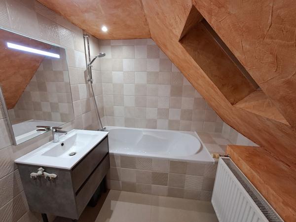 Maison d'environ 100 m², 4-5 pièces dont 3 ch., terrain 10.4 ares