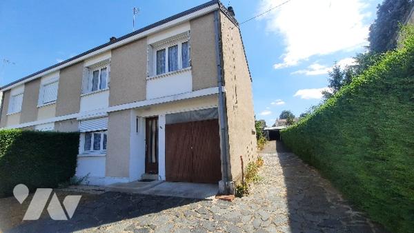 Buzançais (36) maison de ville, cuisine, séjour, trois chambres. Avec jardin et garage