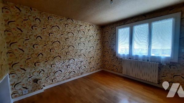 Buzançais (36) maison de ville, cuisine, séjour, trois chambres. Avec jardin et garage