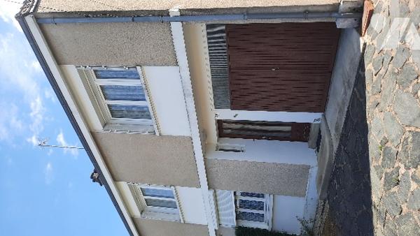 Buzançais (36) maison de ville, cuisine, séjour, trois chambres. Avec jardin et garage