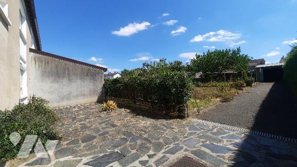 Buzançais (36) maison de ville, cuisine, séjour, trois chambres. Avec jardin et garage