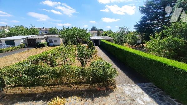 Buzançais (36) maison de ville, cuisine, séjour, trois chambres. Avec jardin et garage