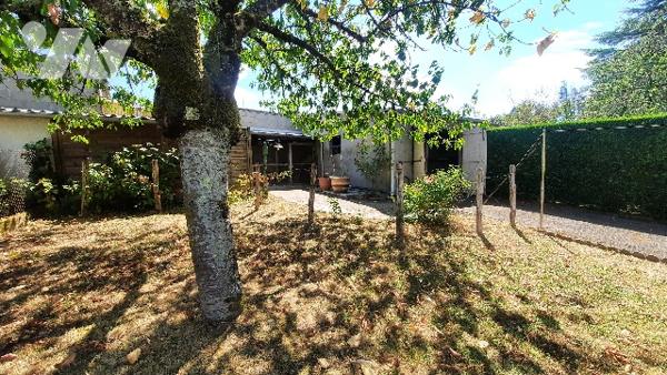 Buzançais (36) maison de ville, cuisine, séjour, trois chambres. Avec jardin et garage