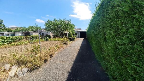 Buzançais (36) maison de ville, cuisine, séjour, trois chambres. Avec jardin et garage