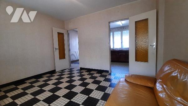 Buzançais (36) maison de ville, cuisine, séjour, trois chambres. Avec jardin et garage