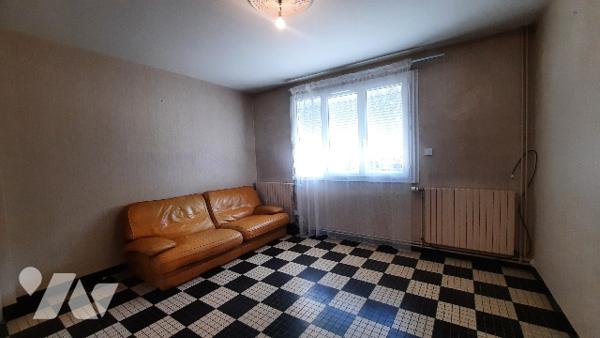 Buzançais (36) maison de ville, cuisine, séjour, trois chambres. Avec jardin et garage