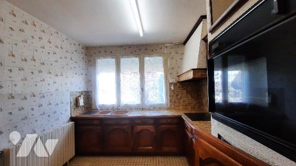 Buzançais (36) maison de ville, cuisine, séjour, trois chambres. Avec jardin et garage