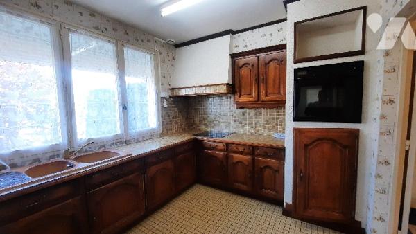 Buzançais (36) maison de ville, cuisine, séjour, trois chambres. Avec jardin et garage