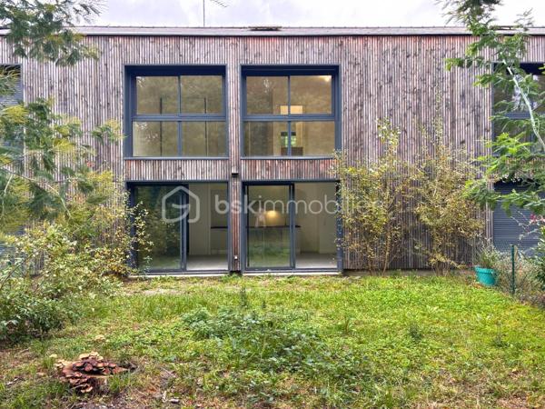 Découvrez cette superbe maison récente de 91 m², encore sous garantie décennale, idéalement située au Taillan-Médoc, dans une résidence sécurisée à proximité immédiate des commerces, du centre-ville et des transports (arrêt de bus au pied de la résidence).

Avec son élégant bardage bois et son environnement verdoyant, cette maison s’intègre parfaitement dans un cadre naturel privilégié.

Dès l’entrée, vous serez séduits par une belle pièce de vie lumineuse avec cuisine ouverte, prolongée par un agréable jardin de 150 m², offrant une vue dégagée sur les bois — un véritable havre de paix pour profiter des beaux jours en toute tranquillité.

Le rez-de-chaussée comprend également un espace de rangement, un WC indépendant ainsi qu’un accès direct à un vaste garage de 30 m².

À l’étage, l’espace nuit propose 4 chambres avec placards ou dressing, dont une suite parentale, une salle de bain familiale et un second WC séparé. Deux chambres bénéficient de grandes baies vitrées ouvertes sur la nature environnante, apportant une atmosphère unique et apaisante.

Côté confort, la maison offre de belles prestations :
• DPE C
• Chauffage au gaz avec chaudière individuelle
• Maison récente, fonctionnelle et économe en énergie

Clé en main, cette maison ne nécessite aucun travaux : il ne vous reste plus qu’à poser vos valises et personnaliser la décoration selon vos envies.

À seulement 11 km de Bordeaux, cette maison rare sur le secteur combine parfaitement confort moderne, environnement naturel et vie pratique au quotidien.

Une opportunité à ne pas manquer. Contactez-nous rapidement pour une visite !