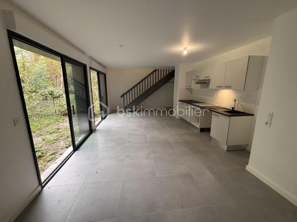 Découvrez cette superbe maison récente de 91 m², encore sous garantie décennale, idéalement située au Taillan-Médoc, dans une résidence sécurisée à proximité immédiate des commerces, du centre-ville et des transports (arrêt de bus au pied de la résidence).

Avec son élégant bardage bois et son environnement verdoyant, cette maison s’intègre parfaitement dans un cadre naturel privilégié.

Dès l’entrée, vous serez séduits par une belle pièce de vie lumineuse avec cuisine ouverte, prolongée par un agréable jardin de 150 m², offrant une vue dégagée sur les bois — un véritable havre de paix pour profiter des beaux jours en toute tranquillité.

Le rez-de-chaussée comprend également un espace de rangement, un WC indépendant ainsi qu’un accès direct à un vaste garage de 30 m².

À l’étage, l’espace nuit propose 4 chambres avec placards ou dressing, dont une suite parentale, une salle de bain familiale et un second WC séparé. Deux chambres bénéficient de grandes baies vitrées ouvertes sur la nature environnante, apportant une atmosphère unique et apaisante.

Côté confort, la maison offre de belles prestations :
• DPE C
• Chauffage au gaz avec chaudière individuelle
• Maison récente, fonctionnelle et économe en énergie

Clé en main, cette maison ne nécessite aucun travaux : il ne vous reste plus qu’à poser vos valises et personnaliser la décoration selon vos envies.

À seulement 11 km de Bordeaux, cette maison rare sur le secteur combine parfaitement confort moderne, environnement naturel et vie pratique au quotidien.

Une opportunité à ne pas manquer. Contactez-nous rapidement pour une visite !