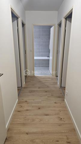 Découvrez cette superbe maison récente de 91 m², encore sous garantie décennale, idéalement située au Taillan-Médoc, dans une résidence sécurisée à proximité immédiate des commerces, du centre-ville et des transports (arrêt de bus au pied de la résidence).

Avec son élégant bardage bois et son environnement verdoyant, cette maison s’intègre parfaitement dans un cadre naturel privilégié.

Dès l’entrée, vous serez séduits par une belle pièce de vie lumineuse avec cuisine ouverte, prolongée par un agréable jardin de 150 m², offrant une vue dégagée sur les bois — un véritable havre de paix pour profiter des beaux jours en toute tranquillité.

Le rez-de-chaussée comprend également un espace de rangement, un WC indépendant ainsi qu’un accès direct à un vaste garage de 30 m².

À l’étage, l’espace nuit propose 4 chambres avec placards ou dressing, dont une suite parentale, une salle de bain familiale et un second WC séparé. Deux chambres bénéficient de grandes baies vitrées ouvertes sur la nature environnante, apportant une atmosphère unique et apaisante.

Côté confort, la maison offre de belles prestations :
• DPE C
• Chauffage au gaz avec chaudière individuelle
• Maison récente, fonctionnelle et économe en énergie

Clé en main, cette maison ne nécessite aucun travaux : il ne vous reste plus qu’à poser vos valises et personnaliser la décoration selon vos envies.

À seulement 11 km de Bordeaux, cette maison rare sur le secteur combine parfaitement confort moderne, environnement naturel et vie pratique au quotidien.

Une opportunité à ne pas manquer. Contactez-nous rapidement pour une visite !