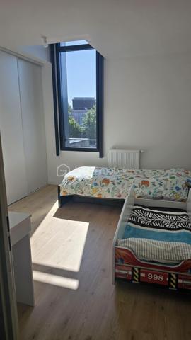 Découvrez cette superbe maison récente de 91 m², encore sous garantie décennale, idéalement située au Taillan-Médoc, dans une résidence sécurisée à proximité immédiate des commerces, du centre-ville et des transports (arrêt de bus au pied de la résidence).

Avec son élégant bardage bois et son environnement verdoyant, cette maison s’intègre parfaitement dans un cadre naturel privilégié.

Dès l’entrée, vous serez séduits par une belle pièce de vie lumineuse avec cuisine ouverte, prolongée par un agréable jardin de 150 m², offrant une vue dégagée sur les bois — un véritable havre de paix pour profiter des beaux jours en toute tranquillité.

Le rez-de-chaussée comprend également un espace de rangement, un WC indépendant ainsi qu’un accès direct à un vaste garage de 30 m².

À l’étage, l’espace nuit propose 4 chambres avec placards ou dressing, dont une suite parentale, une salle de bain familiale et un second WC séparé. Deux chambres bénéficient de grandes baies vitrées ouvertes sur la nature environnante, apportant une atmosphère unique et apaisante.

Côté confort, la maison offre de belles prestations :
• DPE C
• Chauffage au gaz avec chaudière individuelle
• Maison récente, fonctionnelle et économe en énergie

Clé en main, cette maison ne nécessite aucun travaux : il ne vous reste plus qu’à poser vos valises et personnaliser la décoration selon vos envies.

À seulement 11 km de Bordeaux, cette maison rare sur le secteur combine parfaitement confort moderne, environnement naturel et vie pratique au quotidien.

Une opportunité à ne pas manquer. Contactez-nous rapidement pour une visite !