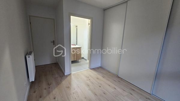 Découvrez cette superbe maison récente de 91 m², encore sous garantie décennale, idéalement située au Taillan-Médoc, dans une résidence sécurisée à proximité immédiate des commerces, du centre-ville et des transports (arrêt de bus au pied de la résidence).

Avec son élégant bardage bois et son environnement verdoyant, cette maison s’intègre parfaitement dans un cadre naturel privilégié.

Dès l’entrée, vous serez séduits par une belle pièce de vie lumineuse avec cuisine ouverte, prolongée par un agréable jardin de 150 m², offrant une vue dégagée sur les bois — un véritable havre de paix pour profiter des beaux jours en toute tranquillité.

Le rez-de-chaussée comprend également un espace de rangement, un WC indépendant ainsi qu’un accès direct à un vaste garage de 30 m².

À l’étage, l’espace nuit propose 4 chambres avec placards ou dressing, dont une suite parentale, une salle de bain familiale et un second WC séparé. Deux chambres bénéficient de grandes baies vitrées ouvertes sur la nature environnante, apportant une atmosphère unique et apaisante.

Côté confort, la maison offre de belles prestations :
• DPE C
• Chauffage au gaz avec chaudière individuelle
• Maison récente, fonctionnelle et économe en énergie

Clé en main, cette maison ne nécessite aucun travaux : il ne vous reste plus qu’à poser vos valises et personnaliser la décoration selon vos envies.

À seulement 11 km de Bordeaux, cette maison rare sur le secteur combine parfaitement confort moderne, environnement naturel et vie pratique au quotidien.

Une opportunité à ne pas manquer. Contactez-nous rapidement pour une visite !