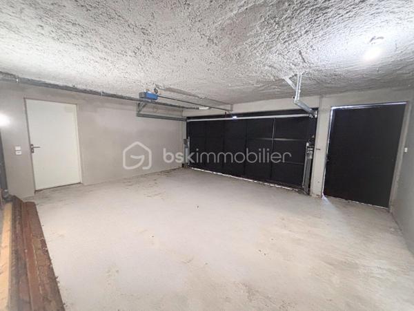 Découvrez cette superbe maison récente de 91 m², encore sous garantie décennale, idéalement située au Taillan-Médoc, dans une résidence sécurisée à proximité immédiate des commerces, du centre-ville et des transports (arrêt de bus au pied de la résidence).

Avec son élégant bardage bois et son environnement verdoyant, cette maison s’intègre parfaitement dans un cadre naturel privilégié.

Dès l’entrée, vous serez séduits par une belle pièce de vie lumineuse avec cuisine ouverte, prolongée par un agréable jardin de 150 m², offrant une vue dégagée sur les bois — un véritable havre de paix pour profiter des beaux jours en toute tranquillité.

Le rez-de-chaussée comprend également un espace de rangement, un WC indépendant ainsi qu’un accès direct à un vaste garage de 30 m².

À l’étage, l’espace nuit propose 4 chambres avec placards ou dressing, dont une suite parentale, une salle de bain familiale et un second WC séparé. Deux chambres bénéficient de grandes baies vitrées ouvertes sur la nature environnante, apportant une atmosphère unique et apaisante.

Côté confort, la maison offre de belles prestations :
• DPE C
• Chauffage au gaz avec chaudière individuelle
• Maison récente, fonctionnelle et économe en énergie

Clé en main, cette maison ne nécessite aucun travaux : il ne vous reste plus qu’à poser vos valises et personnaliser la décoration selon vos envies.

À seulement 11 km de Bordeaux, cette maison rare sur le secteur combine parfaitement confort moderne, environnement naturel et vie pratique au quotidien.

Une opportunité à ne pas manquer. Contactez-nous rapidement pour une visite !