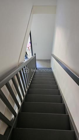 Découvrez cette superbe maison récente de 91 m², encore sous garantie décennale, idéalement située au Taillan-Médoc, dans une résidence sécurisée à proximité immédiate des commerces, du centre-ville et des transports (arrêt de bus au pied de la résidence).

Avec son élégant bardage bois et son environnement verdoyant, cette maison s’intègre parfaitement dans un cadre naturel privilégié.

Dès l’entrée, vous serez séduits par une belle pièce de vie lumineuse avec cuisine ouverte, prolongée par un agréable jardin de 150 m², offrant une vue dégagée sur les bois — un véritable havre de paix pour profiter des beaux jours en toute tranquillité.

Le rez-de-chaussée comprend également un espace de rangement, un WC indépendant ainsi qu’un accès direct à un vaste garage de 30 m².

À l’étage, l’espace nuit propose 4 chambres avec placards ou dressing, dont une suite parentale, une salle de bain familiale et un second WC séparé. Deux chambres bénéficient de grandes baies vitrées ouvertes sur la nature environnante, apportant une atmosphère unique et apaisante.

Côté confort, la maison offre de belles prestations :
• DPE C
• Chauffage au gaz avec chaudière individuelle
• Maison récente, fonctionnelle et économe en énergie

Clé en main, cette maison ne nécessite aucun travaux : il ne vous reste plus qu’à poser vos valises et personnaliser la décoration selon vos envies.

À seulement 11 km de Bordeaux, cette maison rare sur le secteur combine parfaitement confort moderne, environnement naturel et vie pratique au quotidien.

Une opportunité à ne pas manquer. Contactez-nous rapidement pour une visite !