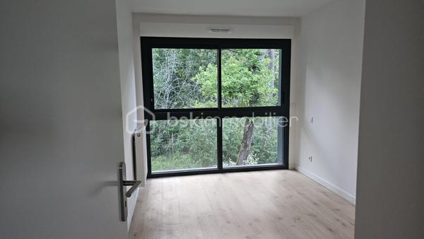 Découvrez cette superbe maison récente de 91 m², encore sous garantie décennale, idéalement située au Taillan-Médoc, dans une résidence sécurisée à proximité immédiate des commerces, du centre-ville et des transports (arrêt de bus au pied de la résidence).

Avec son élégant bardage bois et son environnement verdoyant, cette maison s’intègre parfaitement dans un cadre naturel privilégié.

Dès l’entrée, vous serez séduits par une belle pièce de vie lumineuse avec cuisine ouverte, prolongée par un agréable jardin de 150 m², offrant une vue dégagée sur les bois — un véritable havre de paix pour profiter des beaux jours en toute tranquillité.

Le rez-de-chaussée comprend également un espace de rangement, un WC indépendant ainsi qu’un accès direct à un vaste garage de 30 m².

À l’étage, l’espace nuit propose 4 chambres avec placards ou dressing, dont une suite parentale, une salle de bain familiale et un second WC séparé. Deux chambres bénéficient de grandes baies vitrées ouvertes sur la nature environnante, apportant une atmosphère unique et apaisante.

Côté confort, la maison offre de belles prestations :
• DPE C
• Chauffage au gaz avec chaudière individuelle
• Maison récente, fonctionnelle et économe en énergie

Clé en main, cette maison ne nécessite aucun travaux : il ne vous reste plus qu’à poser vos valises et personnaliser la décoration selon vos envies.

À seulement 11 km de Bordeaux, cette maison rare sur le secteur combine parfaitement confort moderne, environnement naturel et vie pratique au quotidien.

Une opportunité à ne pas manquer. Contactez-nous rapidement pour une visite !