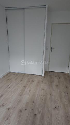 Découvrez cette superbe maison récente de 91 m², encore sous garantie décennale, idéalement située au Taillan-Médoc, dans une résidence sécurisée à proximité immédiate des commerces, du centre-ville et des transports (arrêt de bus au pied de la résidence).

Avec son élégant bardage bois et son environnement verdoyant, cette maison s’intègre parfaitement dans un cadre naturel privilégié.

Dès l’entrée, vous serez séduits par une belle pièce de vie lumineuse avec cuisine ouverte, prolongée par un agréable jardin de 150 m², offrant une vue dégagée sur les bois — un véritable havre de paix pour profiter des beaux jours en toute tranquillité.

Le rez-de-chaussée comprend également un espace de rangement, un WC indépendant ainsi qu’un accès direct à un vaste garage de 30 m².

À l’étage, l’espace nuit propose 4 chambres avec placards ou dressing, dont une suite parentale, une salle de bain familiale et un second WC séparé. Deux chambres bénéficient de grandes baies vitrées ouvertes sur la nature environnante, apportant une atmosphère unique et apaisante.

Côté confort, la maison offre de belles prestations :
• DPE C
• Chauffage au gaz avec chaudière individuelle
• Maison récente, fonctionnelle et économe en énergie

Clé en main, cette maison ne nécessite aucun travaux : il ne vous reste plus qu’à poser vos valises et personnaliser la décoration selon vos envies.

À seulement 11 km de Bordeaux, cette maison rare sur le secteur combine parfaitement confort moderne, environnement naturel et vie pratique au quotidien.

Une opportunité à ne pas manquer. Contactez-nous rapidement pour une visite !