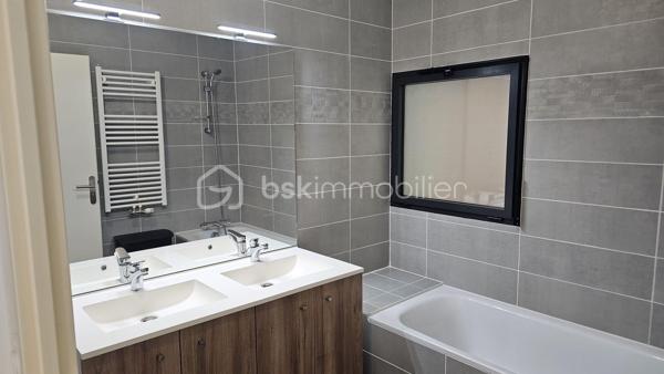 Découvrez cette superbe maison récente de 91 m², encore sous garantie décennale, idéalement située au Taillan-Médoc, dans une résidence sécurisée à proximité immédiate des commerces, du centre-ville et des transports (arrêt de bus au pied de la résidence).

Avec son élégant bardage bois et son environnement verdoyant, cette maison s’intègre parfaitement dans un cadre naturel privilégié.

Dès l’entrée, vous serez séduits par une belle pièce de vie lumineuse avec cuisine ouverte, prolongée par un agréable jardin de 150 m², offrant une vue dégagée sur les bois — un véritable havre de paix pour profiter des beaux jours en toute tranquillité.

Le rez-de-chaussée comprend également un espace de rangement, un WC indépendant ainsi qu’un accès direct à un vaste garage de 30 m².

À l’étage, l’espace nuit propose 4 chambres avec placards ou dressing, dont une suite parentale, une salle de bain familiale et un second WC séparé. Deux chambres bénéficient de grandes baies vitrées ouvertes sur la nature environnante, apportant une atmosphère unique et apaisante.

Côté confort, la maison offre de belles prestations :
• DPE C
• Chauffage au gaz avec chaudière individuelle
• Maison récente, fonctionnelle et économe en énergie

Clé en main, cette maison ne nécessite aucun travaux : il ne vous reste plus qu’à poser vos valises et personnaliser la décoration selon vos envies.

À seulement 11 km de Bordeaux, cette maison rare sur le secteur combine parfaitement confort moderne, environnement naturel et vie pratique au quotidien.

Une opportunité à ne pas manquer. Contactez-nous rapidement pour une visite !