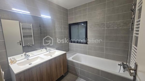 Découvrez cette superbe maison récente de 91 m², encore sous garantie décennale, idéalement située au Taillan-Médoc, dans une résidence sécurisée à proximité immédiate des commerces, du centre-ville et des transports (arrêt de bus au pied de la résidence).

Avec son élégant bardage bois et son environnement verdoyant, cette maison s’intègre parfaitement dans un cadre naturel privilégié.

Dès l’entrée, vous serez séduits par une belle pièce de vie lumineuse avec cuisine ouverte, prolongée par un agréable jardin de 150 m², offrant une vue dégagée sur les bois — un véritable havre de paix pour profiter des beaux jours en toute tranquillité.

Le rez-de-chaussée comprend également un espace de rangement, un WC indépendant ainsi qu’un accès direct à un vaste garage de 30 m².

À l’étage, l’espace nuit propose 4 chambres avec placards ou dressing, dont une suite parentale, une salle de bain familiale et un second WC séparé. Deux chambres bénéficient de grandes baies vitrées ouvertes sur la nature environnante, apportant une atmosphère unique et apaisante.

Côté confort, la maison offre de belles prestations :
• DPE C
• Chauffage au gaz avec chaudière individuelle
• Maison récente, fonctionnelle et économe en énergie

Clé en main, cette maison ne nécessite aucun travaux : il ne vous reste plus qu’à poser vos valises et personnaliser la décoration selon vos envies.

À seulement 11 km de Bordeaux, cette maison rare sur le secteur combine parfaitement confort moderne, environnement naturel et vie pratique au quotidien.

Une opportunité à ne pas manquer. Contactez-nous rapidement pour une visite !