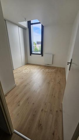 Découvrez cette superbe maison récente de 91 m², encore sous garantie décennale, idéalement située au Taillan-Médoc, dans une résidence sécurisée à proximité immédiate des commerces, du centre-ville et des transports (arrêt de bus au pied de la résidence).

Avec son élégant bardage bois et son environnement verdoyant, cette maison s’intègre parfaitement dans un cadre naturel privilégié.

Dès l’entrée, vous serez séduits par une belle pièce de vie lumineuse avec cuisine ouverte, prolongée par un agréable jardin de 150 m², offrant une vue dégagée sur les bois — un véritable havre de paix pour profiter des beaux jours en toute tranquillité.

Le rez-de-chaussée comprend également un espace de rangement, un WC indépendant ainsi qu’un accès direct à un vaste garage de 30 m².

À l’étage, l’espace nuit propose 4 chambres avec placards ou dressing, dont une suite parentale, une salle de bain familiale et un second WC séparé. Deux chambres bénéficient de grandes baies vitrées ouvertes sur la nature environnante, apportant une atmosphère unique et apaisante.

Côté confort, la maison offre de belles prestations :
• DPE C
• Chauffage au gaz avec chaudière individuelle
• Maison récente, fonctionnelle et économe en énergie

Clé en main, cette maison ne nécessite aucun travaux : il ne vous reste plus qu’à poser vos valises et personnaliser la décoration selon vos envies.

À seulement 11 km de Bordeaux, cette maison rare sur le secteur combine parfaitement confort moderne, environnement naturel et vie pratique au quotidien.

Une opportunité à ne pas manquer. Contactez-nous rapidement pour une visite !