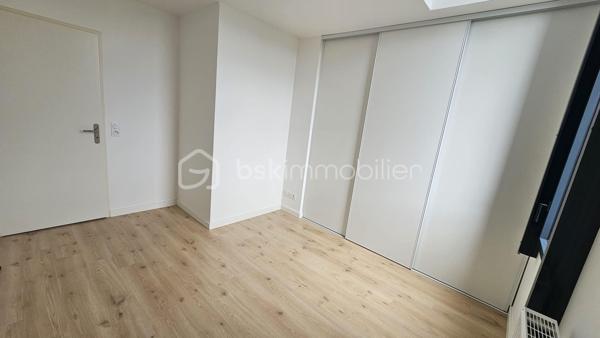 Découvrez cette superbe maison récente de 91 m², encore sous garantie décennale, idéalement située au Taillan-Médoc, dans une résidence sécurisée à proximité immédiate des commerces, du centre-ville et des transports (arrêt de bus au pied de la résidence).

Avec son élégant bardage bois et son environnement verdoyant, cette maison s’intègre parfaitement dans un cadre naturel privilégié.

Dès l’entrée, vous serez séduits par une belle pièce de vie lumineuse avec cuisine ouverte, prolongée par un agréable jardin de 150 m², offrant une vue dégagée sur les bois — un véritable havre de paix pour profiter des beaux jours en toute tranquillité.

Le rez-de-chaussée comprend également un espace de rangement, un WC indépendant ainsi qu’un accès direct à un vaste garage de 30 m².

À l’étage, l’espace nuit propose 4 chambres avec placards ou dressing, dont une suite parentale, une salle de bain familiale et un second WC séparé. Deux chambres bénéficient de grandes baies vitrées ouvertes sur la nature environnante, apportant une atmosphère unique et apaisante.

Côté confort, la maison offre de belles prestations :
• DPE C
• Chauffage au gaz avec chaudière individuelle
• Maison récente, fonctionnelle et économe en énergie

Clé en main, cette maison ne nécessite aucun travaux : il ne vous reste plus qu’à poser vos valises et personnaliser la décoration selon vos envies.

À seulement 11 km de Bordeaux, cette maison rare sur le secteur combine parfaitement confort moderne, environnement naturel et vie pratique au quotidien.

Une opportunité à ne pas manquer. Contactez-nous rapidement pour une visite !